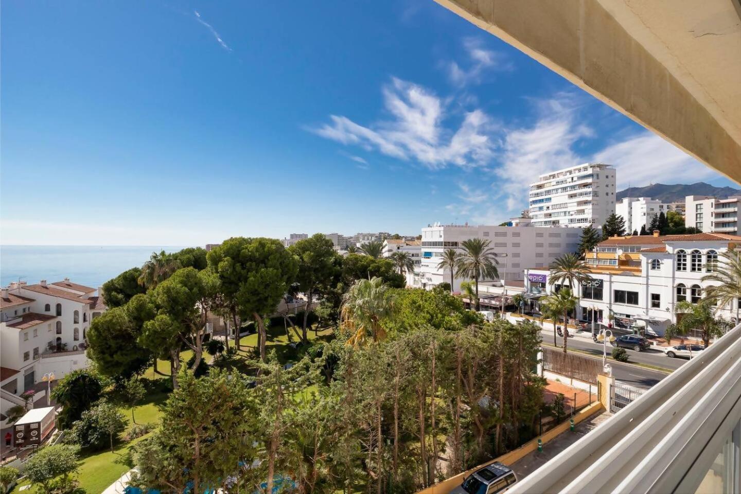 Stunning Apartment 10 Meters From The Beach With Parking Benalmadena Exterior photo